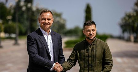 W tej koszuli Zełenski przywitał Dudę. Jego strój nie był przypadkowy