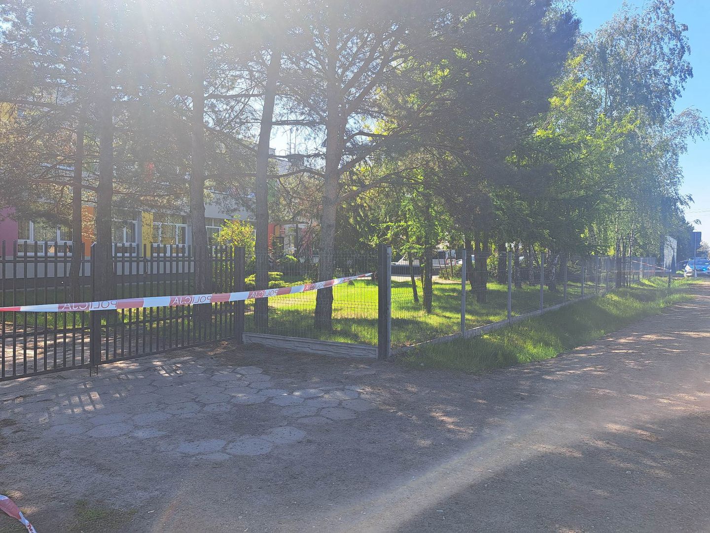 16-letnia dziewczyna zginęła na miejscu, a pięć osób trafiło do szpitala w wyniku ataku nożownika w domu dziecka w miejscowości Tomisławice w powiecie sieradzkim