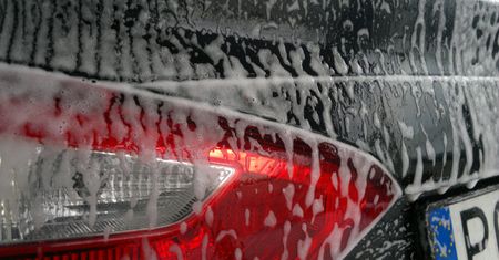 Boją się zarysowań lakieru. Nielegalnie myją samochód