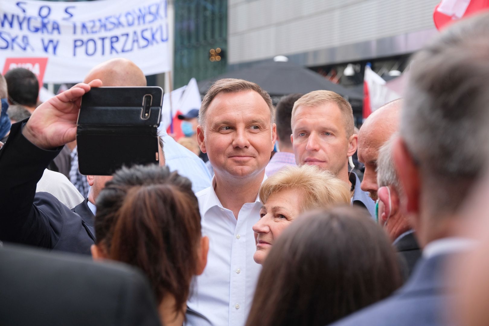 Najnowszy sondaż prezydencki. Takiego pytania jeszcze nie było. Polacy podzieleni