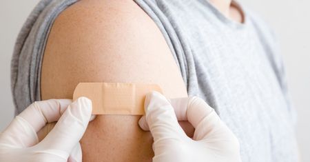 To może być rewolucja w walce z COVID-19. Brytyjczycy rozpoczną badania kliniczne szczepionki w postaci plastra