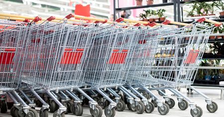 Zepsute kółko w wózku sklepowym? To sprytny trik, przez który płacisz więcej za zakupy