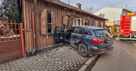 Dramat w Skierniewicach. Samochód wbił się w dom