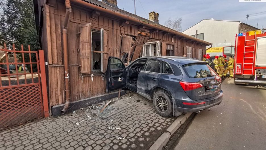 Samochód osobowy wjechał w budynek mieszkalny w Skierniewicach