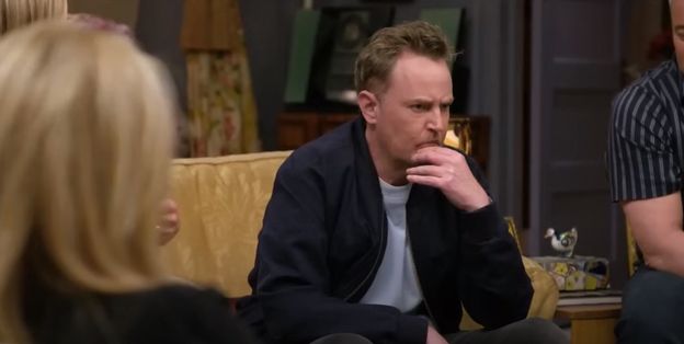 Matthew Perry dwa lata temu PŁAKAŁ na planie nowych "Przyjaciół". Był tak szczęśliwy, że znowu może tam być... (WIDEO)