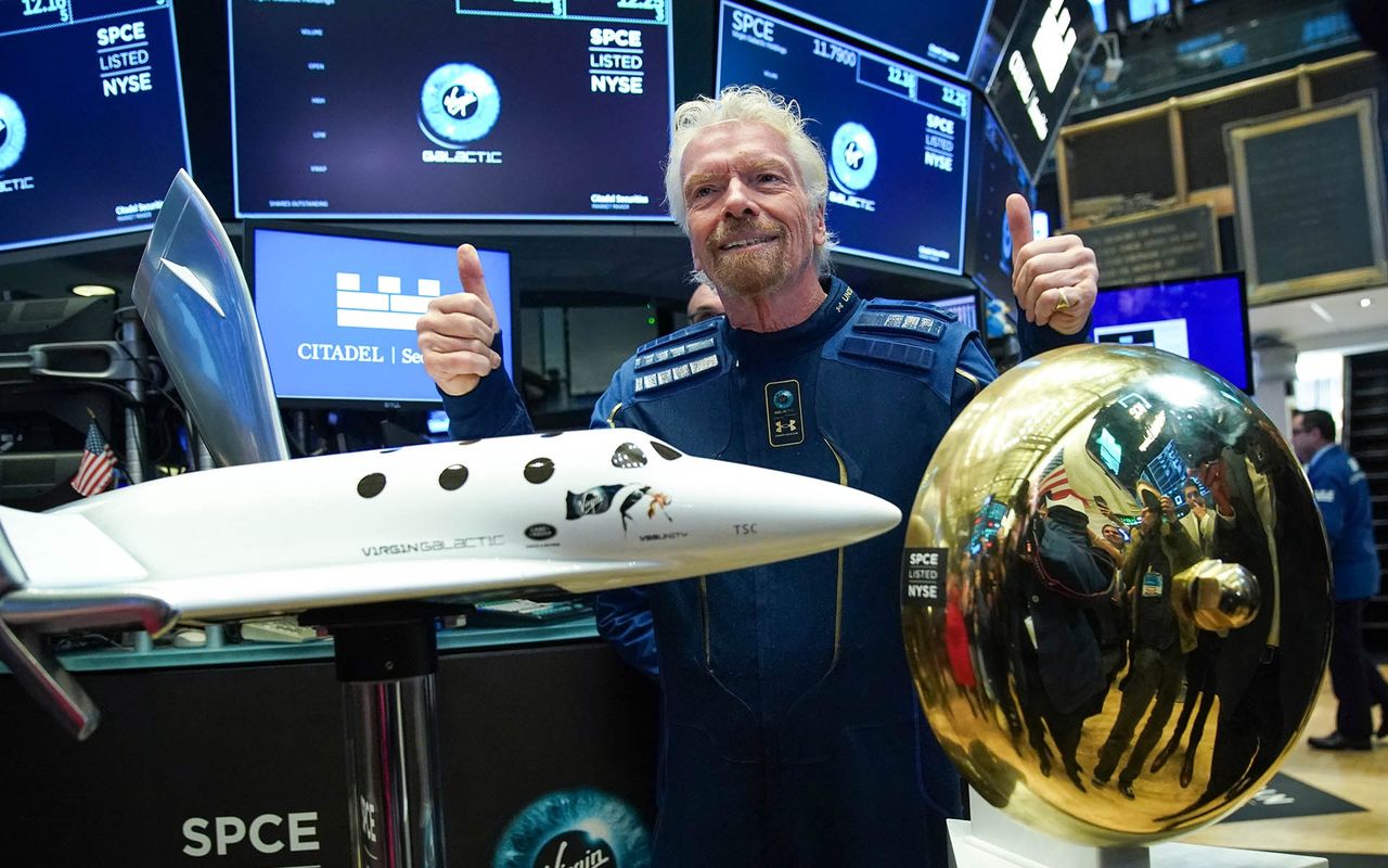 Era prywatnych wycieczek w kosmos zaczyna się właśnie teraz - Richard Branson wraz z modelem swojego statku.