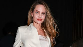 Angelina Jolie olśniewa w białym komplecie i butach na platformie podczas kolejnego pokazu filmu z jej udziałem