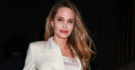 Angelina Jolie olśniewa w białym komplecie i butach na platformie podczas kolejnego pokazu filmu z jej udziałem