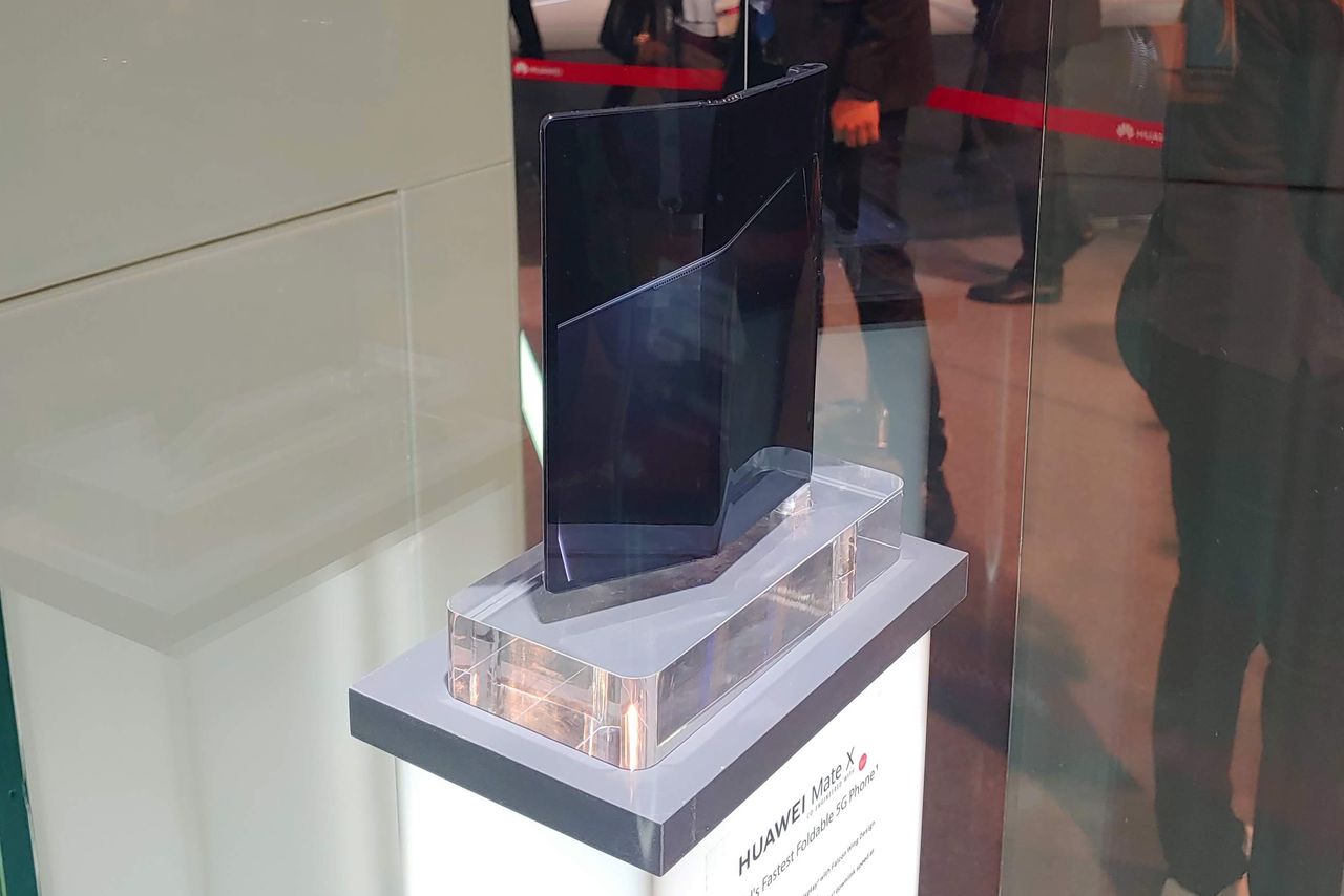 Huawei Mate X na targach MWC / Bolesław Breczko