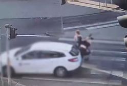 Byli już w połowie pasów. Moment potrącenia nastolatków nagrany