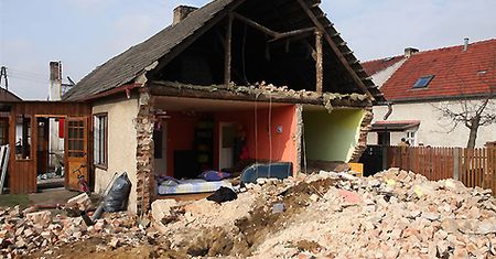 Ściana domu przysypała człowieka