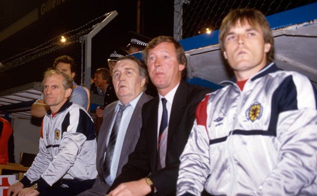 Jock Stein (drugi z lewej) podczas ostatniego meczu w życiu. Po jego lewej stronie sir Alex Ferguson