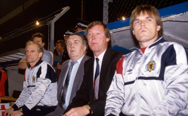 Jock Stein (drugi z lewej) podczas ostatniego meczu w życiu. Po jego lewej stronie sir Alex Ferguson