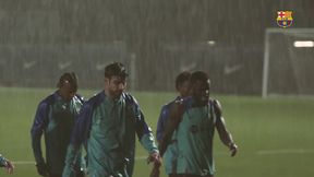 Obfity deszcz zaskoczył piłkarzy Barcelony