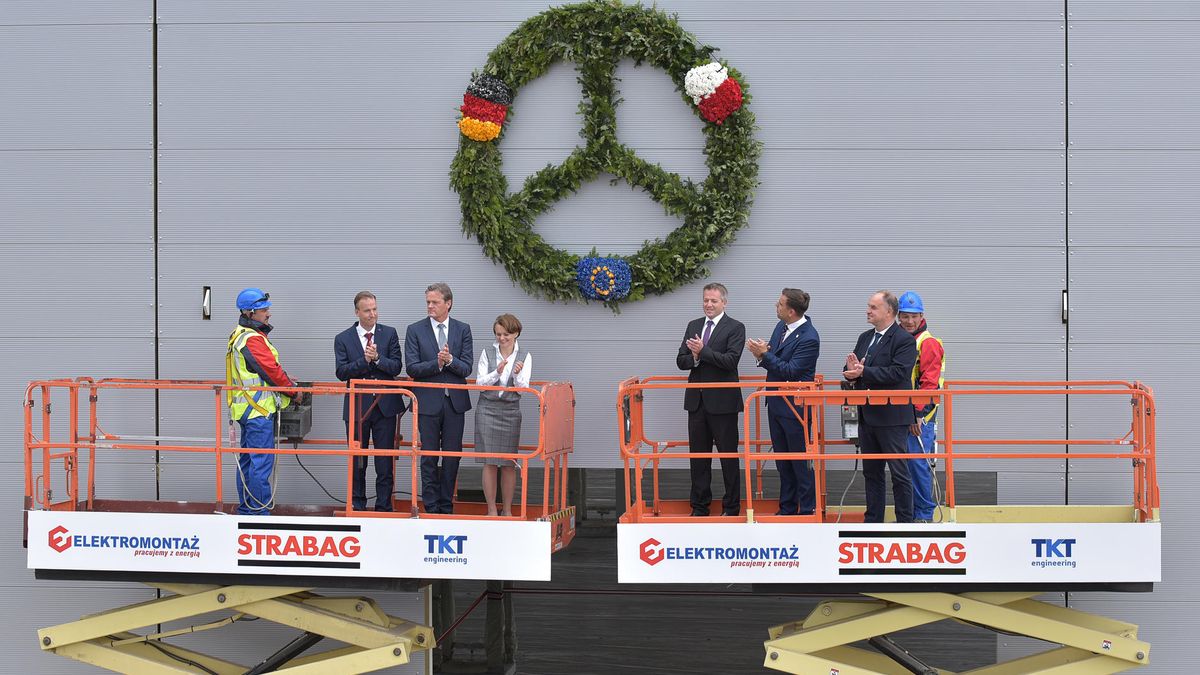 22 czerwca, Jawor. Ceremonia zawieszenia wiechy z udziałem minister Jadwigi Emilewicz.