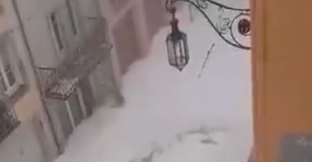 Atak "zimy" Francji. Na ulicach miasta zrobiło się biało