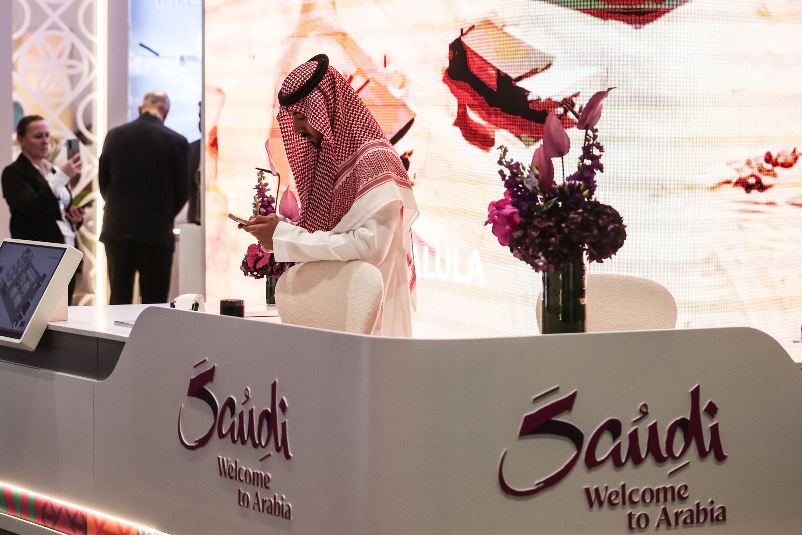 Największe poruszenie panuje przy stoiskach krajów arabskich