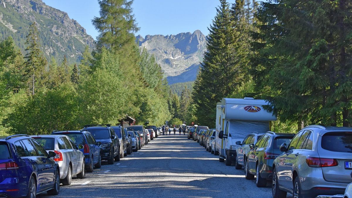 Tłumy w Tatrach. Brakuje miejsc na parkingu w Palenicy Białczańskiej
