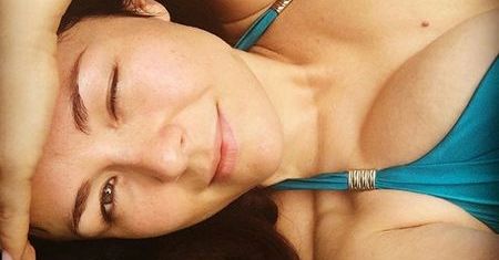 "M jak miłość": Kasia Cichopek bez makijażu kusi obłędnym biustem
