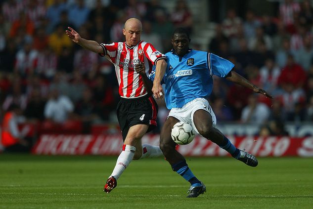 Na zdjęciu: Marc-Vivien Foe w barwach West Hamu w meczu Premier League z Southampton