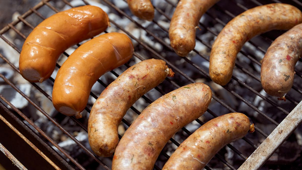 Idealna kiełbasa z grilla ma chrupiąca skórkę i jest soczysta