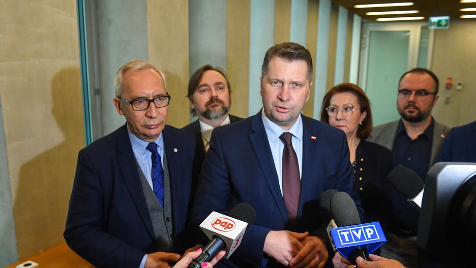 Warszawa, 26.03.2024. Posłowie PiS: Kazimierz Smoliński (L), Paweł Szrot (2L), Przemysław Czarnek (3L), Anna Milczanowska (2P) i Paweł Jabłoński (P) podczas wypowiedzi dla mediów przed rozpoczęciem posiedzenia komisji Sprawiedliwości i Praw Człowieka w Sejmie w Warszawie, 26 bm. Przedmiotem obrad było wysłuchanie publiczne dotyczące rządowego projektu noweli ustawy o Krajowej Radzie Sądownictwa. (amb) PAP/Piotr Nowak