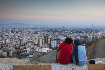Jak młodzi Irańczycy radzą sobie z wojną? "Nie mamy wyboru, musimy żyć"