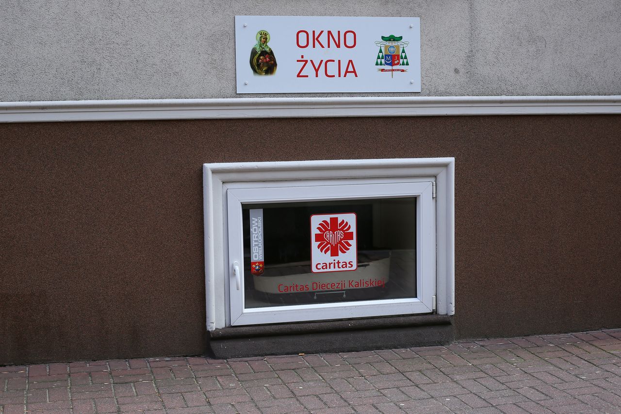 Noworodek w kieleckim oknie życia. Ważny głos policji