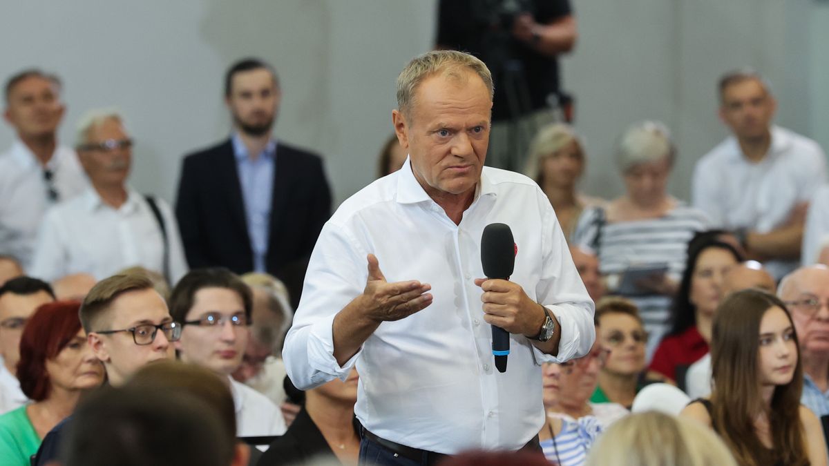 Pabianice, 26.07.2025. Premier Donald Tusk przemawia na otwartym spotkaniu z mieszkańcami miasta w hali ośrodka sportu w Pabianicach, 26 bm. (aldg) PAP/Marian Zubrzycki