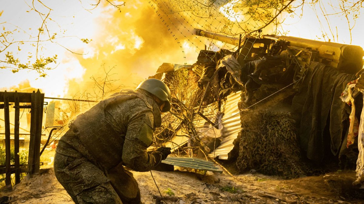 Rosyjscy ?o?nierze na linii frontu
Russia Ukraine Military Operation Artillery Unit 8934013 28.05.2025 A Russian serviceman of the Tsentr Centre group of forces fires a 2S5 Giatsint-S self-propelled howitzer towards Ukrainian positions in the Krasnoarmeysk sector of the frontline amid Russia s military operation in Ukraine. Stanislav Krasilnikov / Sputnik Russia PUBLICATIONxINxGERxSUIxAUTxESTxLTUxLATxNORxSWExDENxNEDxPOLxUKxONLY Copyright: xStanislavxKrasilnikovx
IMAGO/Stanislav Krasilnikov
