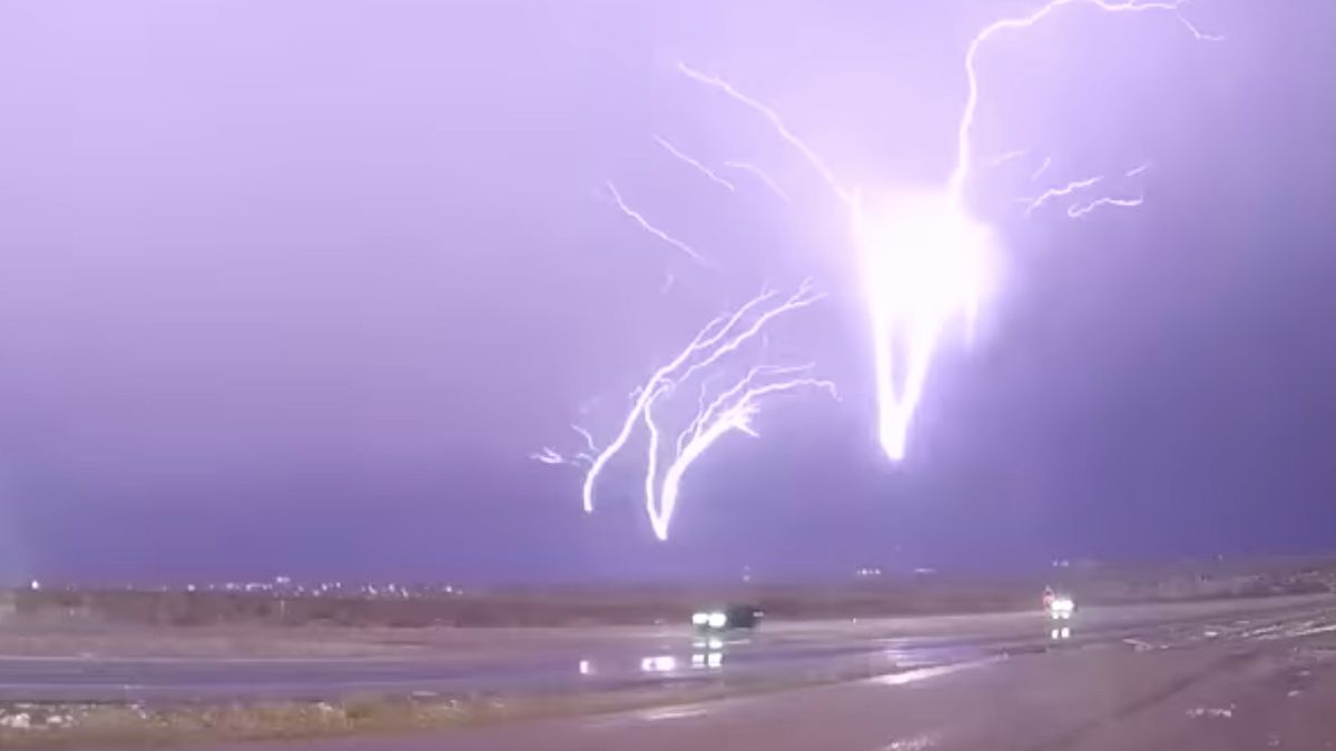 Fotograf uchwycił niezwykły piorun skierowany z dołu do góry 1