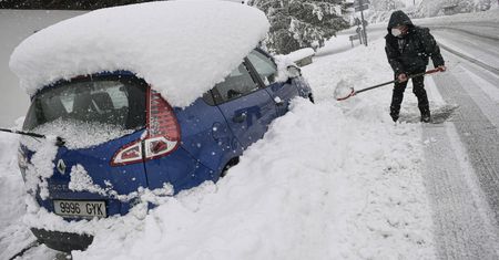 Hiszpania przysypana śniegiem. Nie żyje kierowca pługa