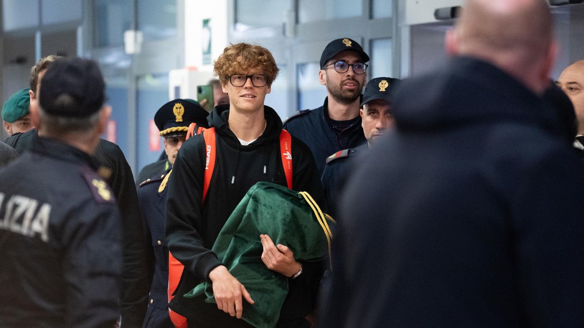 PAP/EPA / Telenews / Na zdjęciu: Jannik Sinner na lotnisku w Rzymie