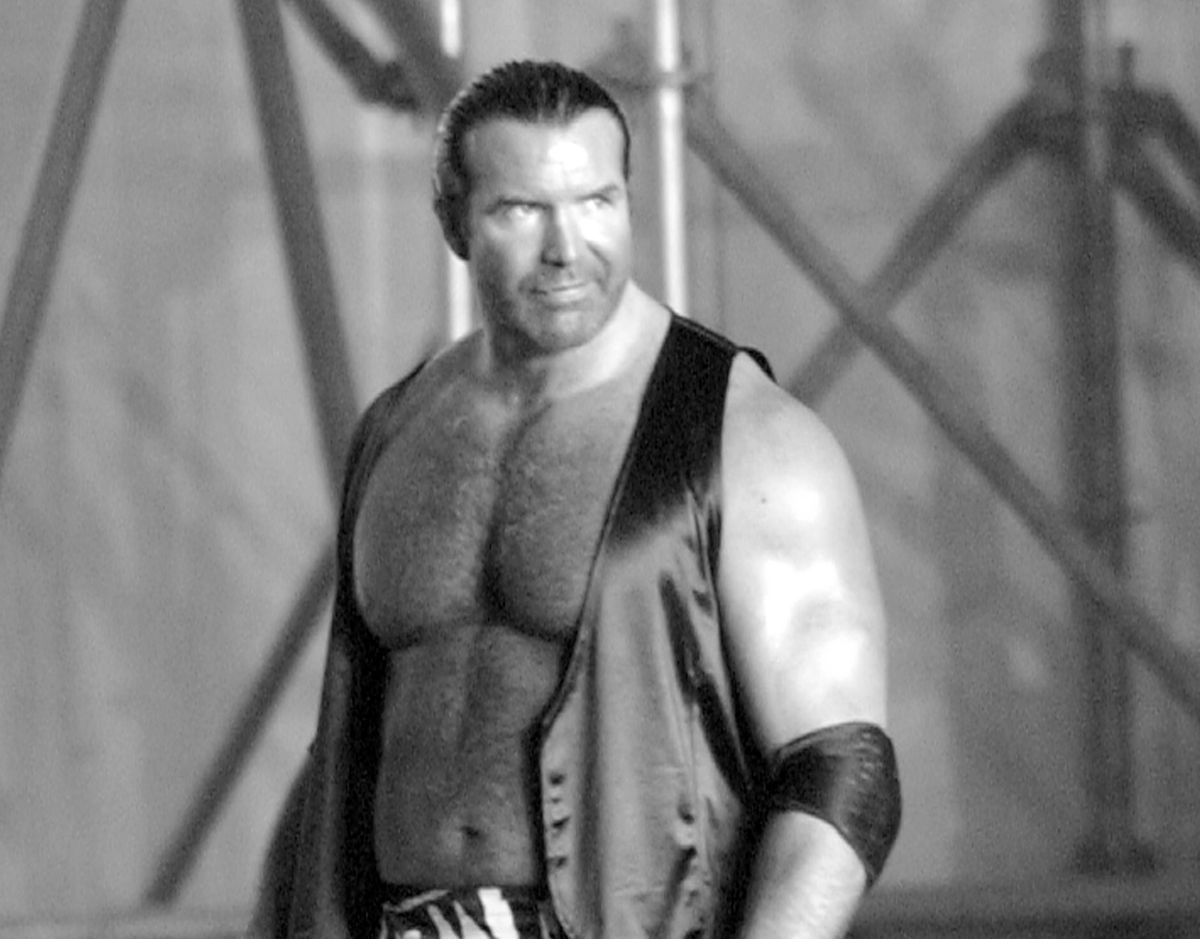 Scott Hall na ringu w 2002 r.