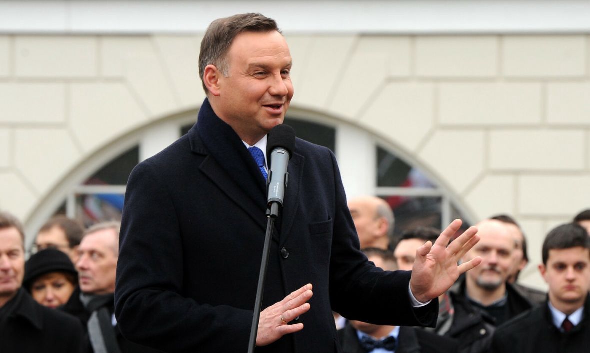 Prezydent Andrzej Duda szydził w 2016 roku z polityków PO i PSL, że pojawiają się na manifestacjach antyrządowych, bo wiele stracili i mówią: "Ojczyznę dojną racz nam zwrócić Panie"