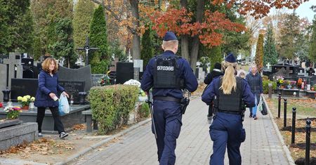 Polacy ruszyli. Spory ruch na warszawskich cmentarzach