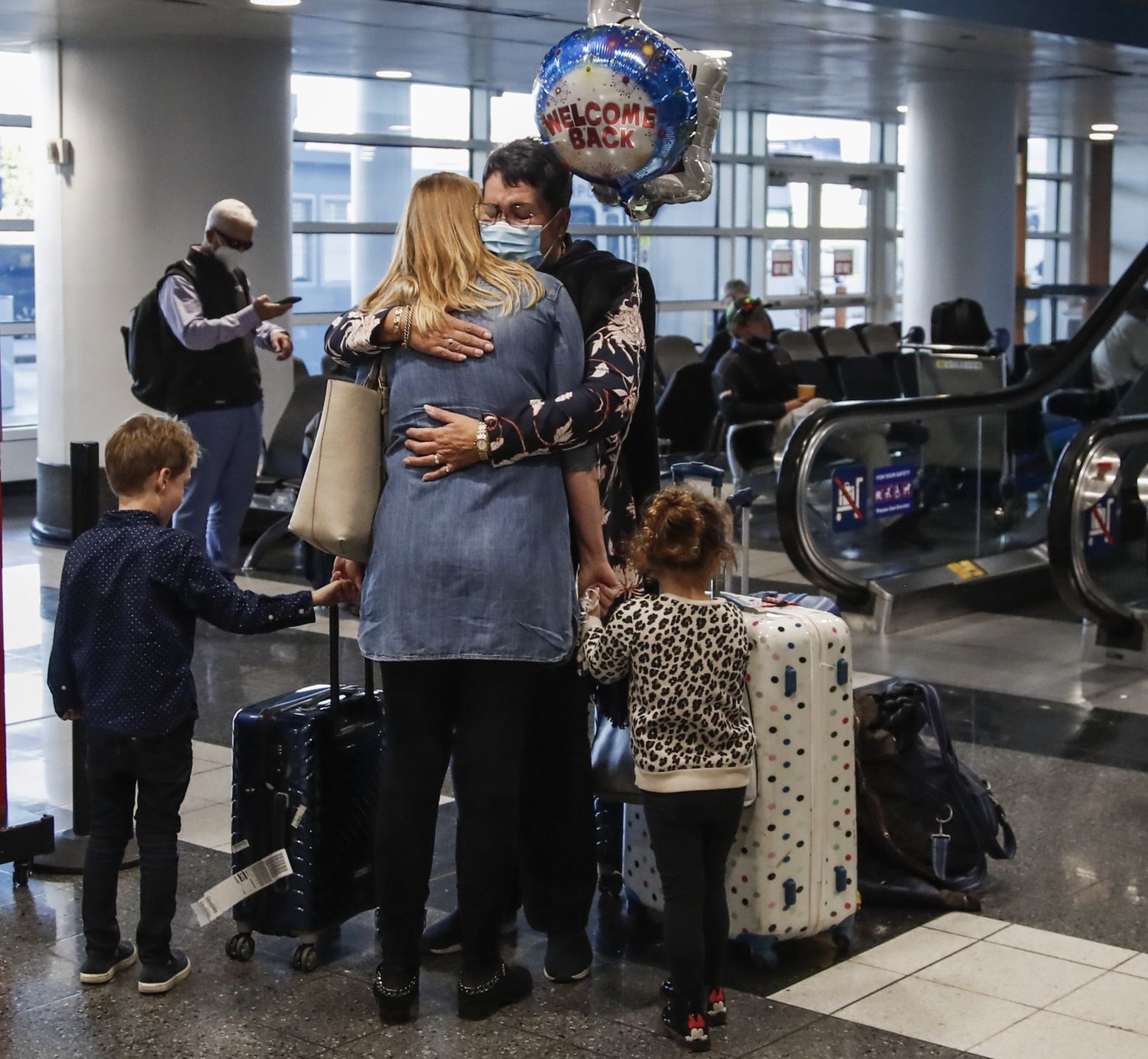 Kobieta z dziećmi przyleciała z Amsterdamu na lotnisko O'Hare w Chicago. Na zdjęciu witają się z bliską osobą