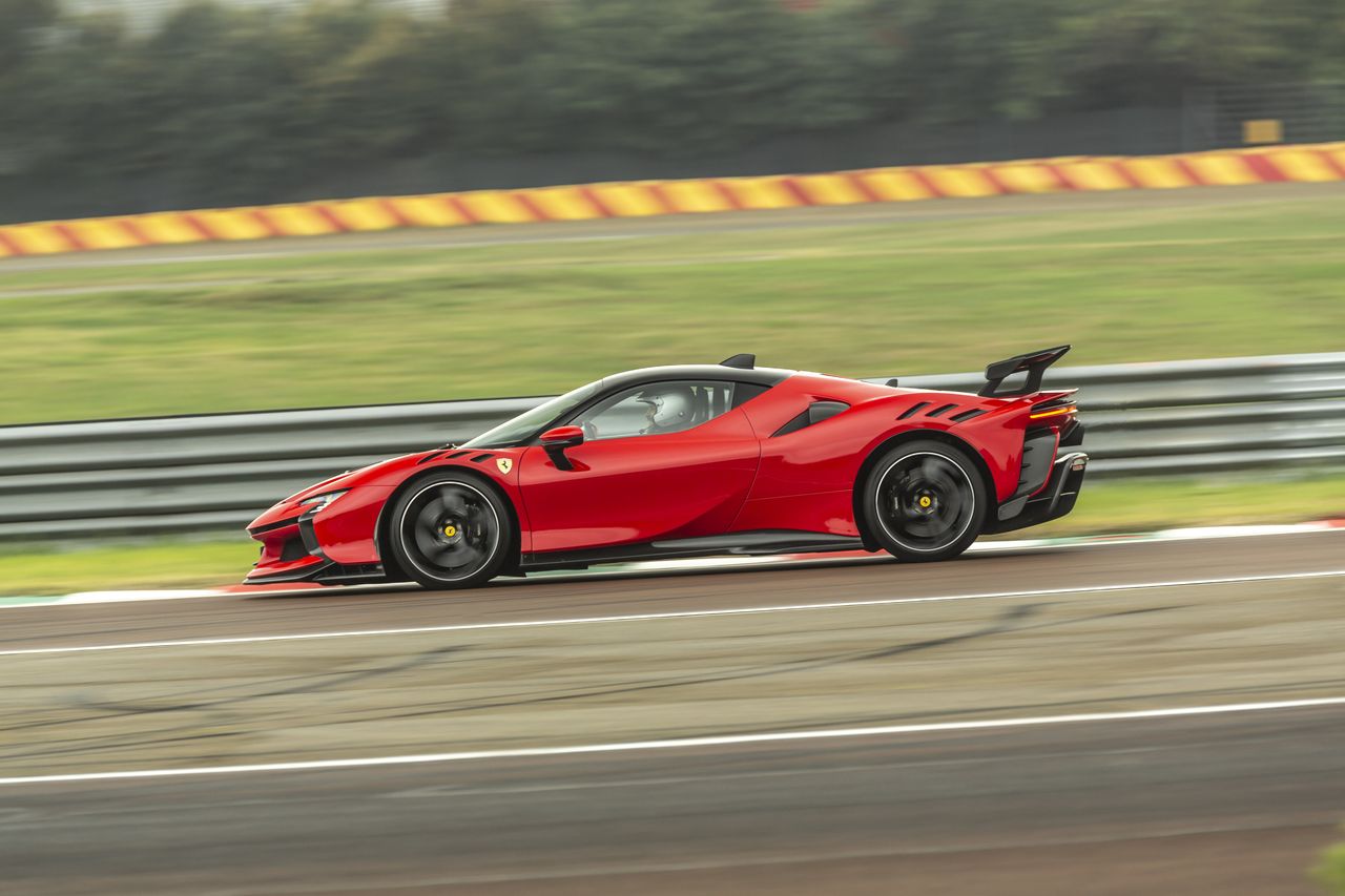 Test: Ferrari SF90 XX Stradale. W tym aucie chodzi o liczby, więc je podaję: 1030 KM. 2,3 s do 100 km/h. 4 miliony złotych