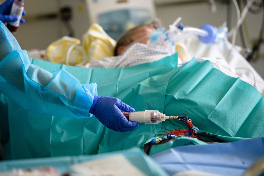  У Польщі, інфікована коронавірусом медсестра померла під час транспортування до лікарні (Photo by Jens Schlueter/Getty Images)
Jens Schlueter