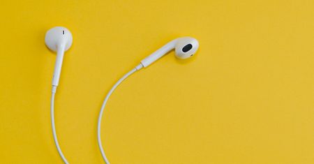 iPhone 12 ma być sprzedawany bez słuchawek. I ja to rozumiem [OPINIA]