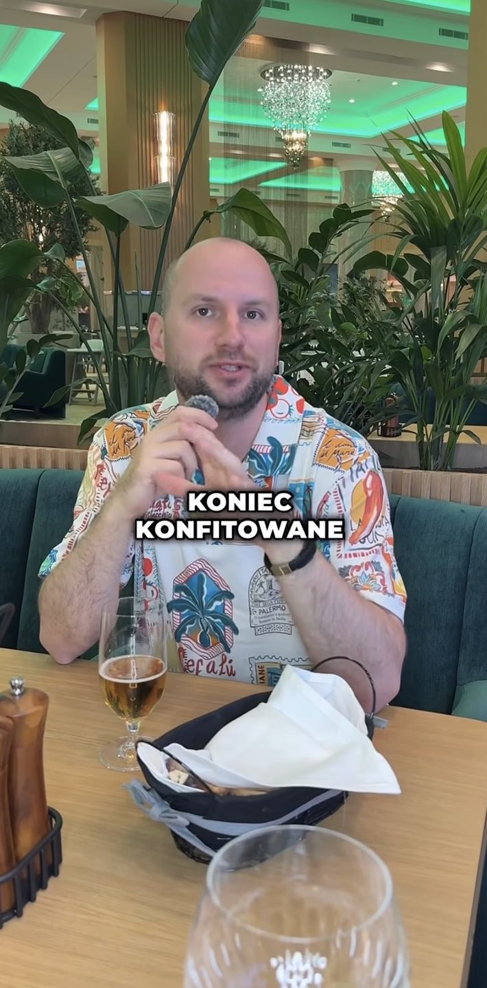 Influencer ocenia restaurację w hotelu 