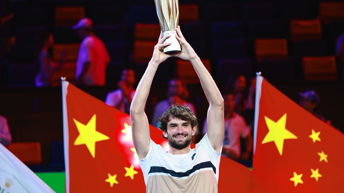 PAP/EPA / Alex Plavevski / Na zdjęciu: Valentin Vacherot, mistrz Rolex Shanghai Masters 2025