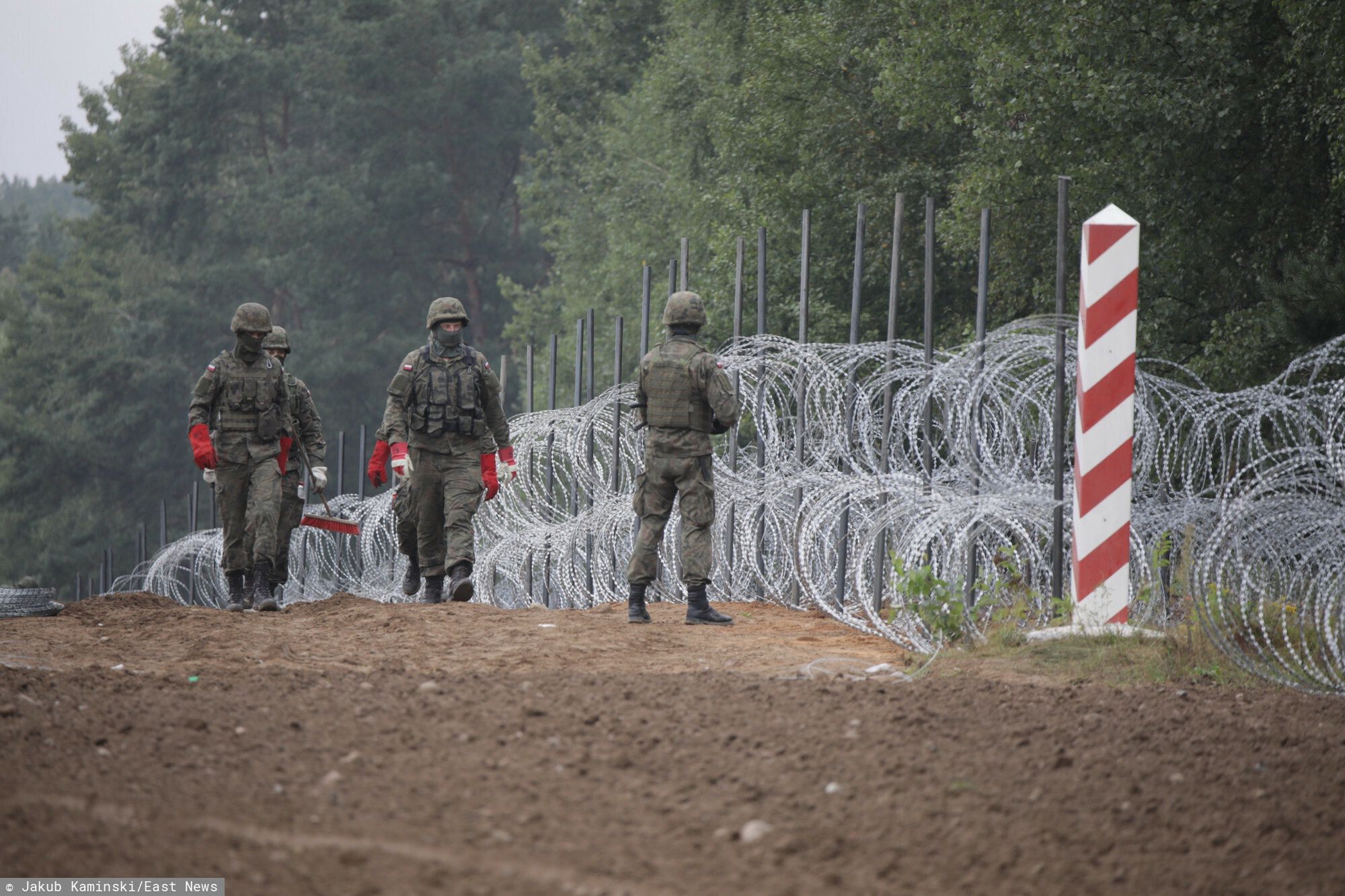 Budowa p?otu na granicy polsko-bia?oruskiejFot. Jakub Kaminski/East News, Granica polsko-bialorusa, 27.08.2021. Wojsko stawia plot na granicy polsko-bialoruskiej, w rejonie Zubrzcy Wielkiej. Ogrodzenie ma miec docelowo 180 km i zabezpieczac bialoruski odcinek granicy przed imigrantami.Jakub Kaminski