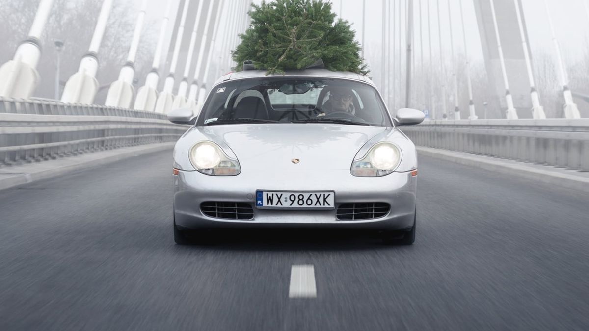 Choinka nie może też znacząco wystawać poza obrys pojazdu