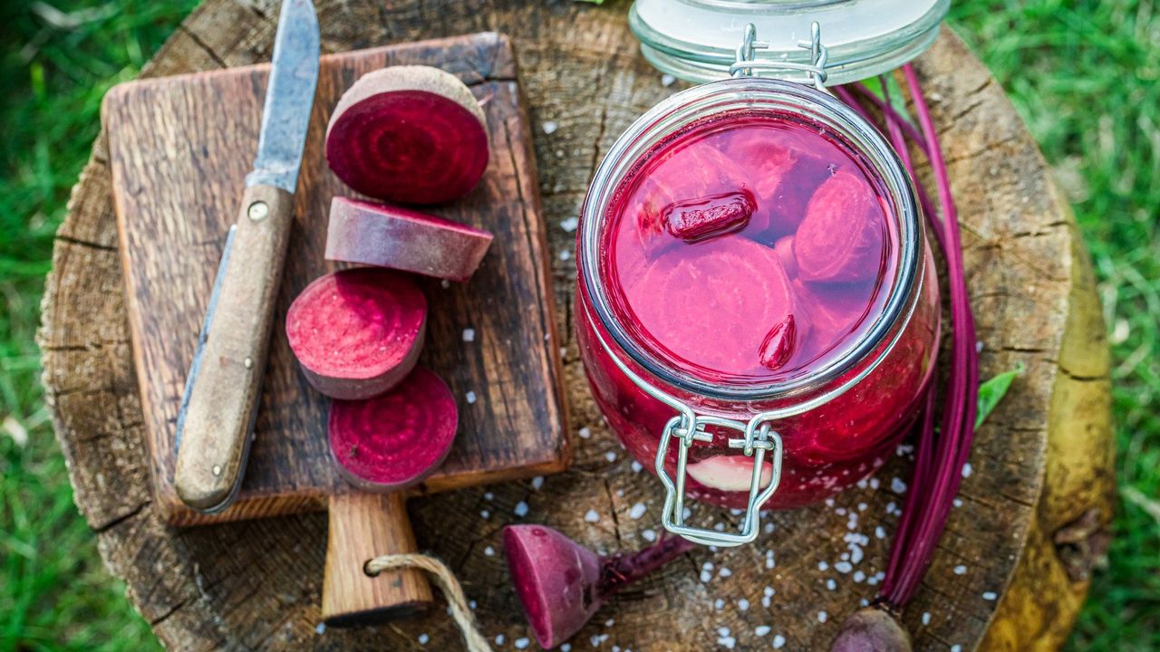Przepis na kiszone buraki. Sprawdzą się jako pyszny i zdrowy dodatek