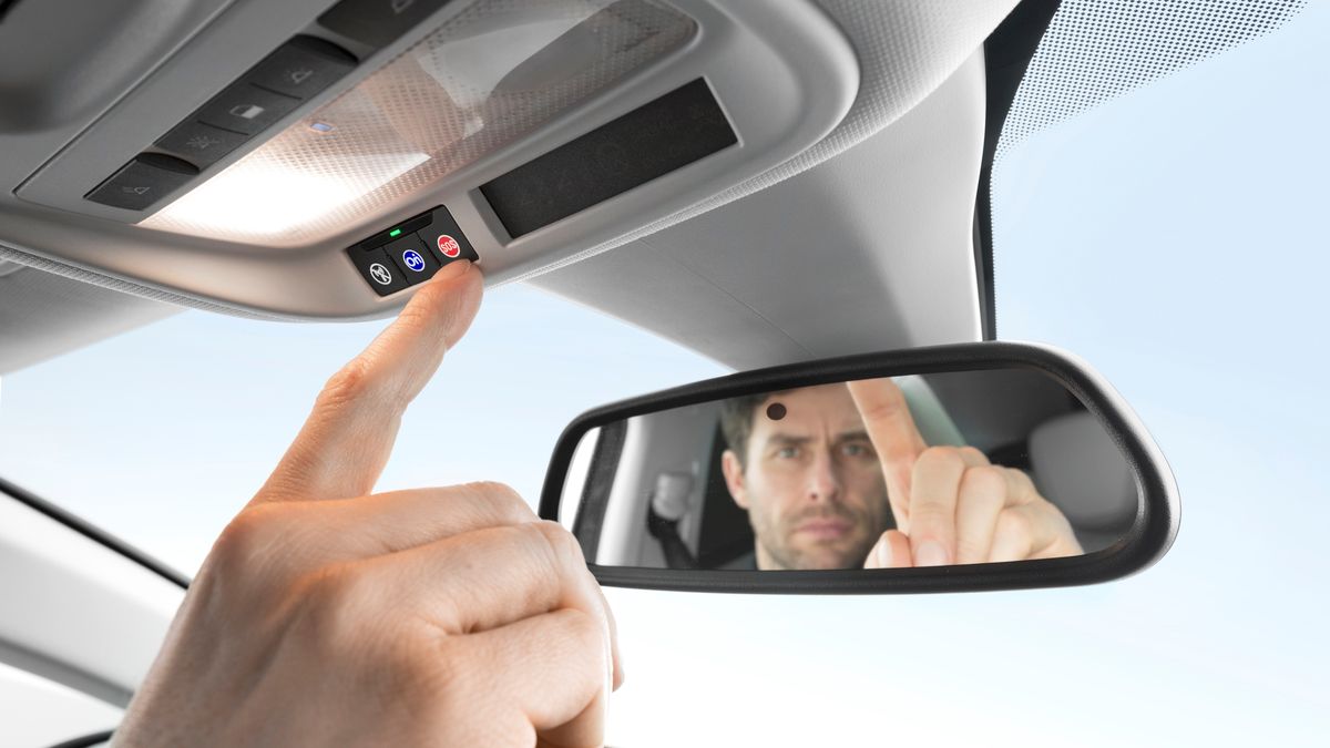 Już teraz systemy łączności mogą powiadomić służby o wypadku z naszym udziałem. Są jednak oferowane opcjonalnie