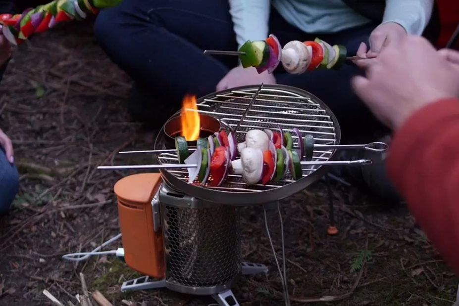 Grill, którym naładujesz w lesie telefon