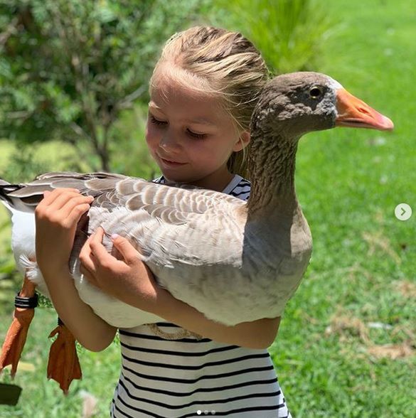 Dziewczynka kocha przyrodę, a zwierzęta wyczuwają jej pozytywne energię