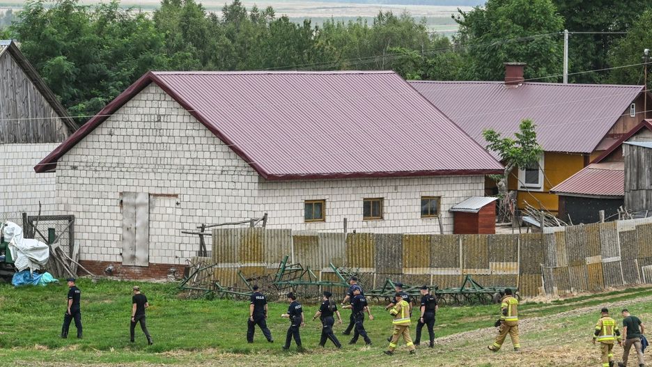 Służby na miejscu upadku drona we wsi Majdan-Sielec (Lubelskie)
