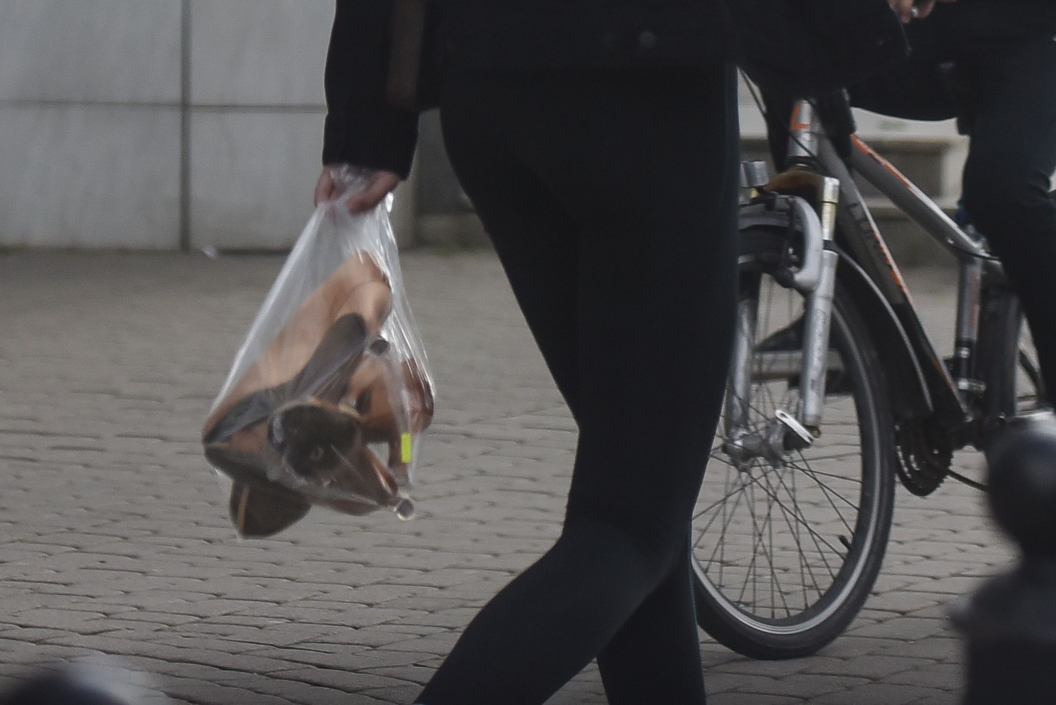 Oliwia Bieniuk i Michal Bartkiewicz idą pod rękę i wspólnie się fotografują 